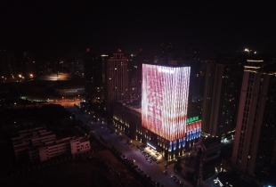 我愛你中國！打開百色“網紅”樓宇燈光秀新地標